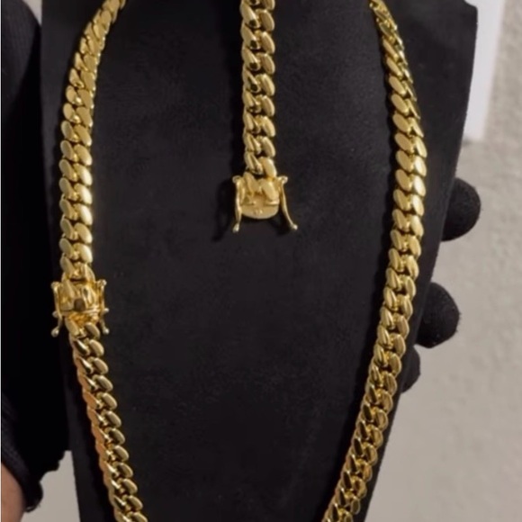 Elegant Gold Necklace